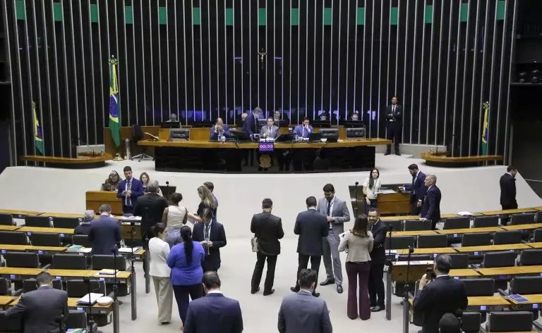 Câmara aprova ampliação gradual da licença-paternidade para 20 dias em até três anos