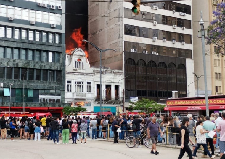 Incêndio atinge loja no Centro Histórico de Porto Alegre e se propaga para prédio vizinho