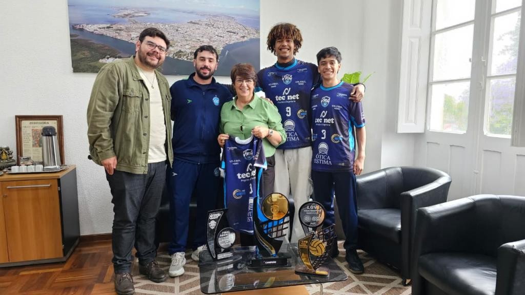 Prefeita recebe equipe que representará Rio Grande na Liga Gaúcha de Voleibol