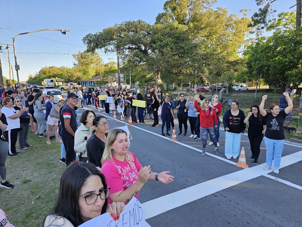 Moradores do Bolaxa protestam por segurança e pedem justiça após morte de adolescente atropelado na ERS 734