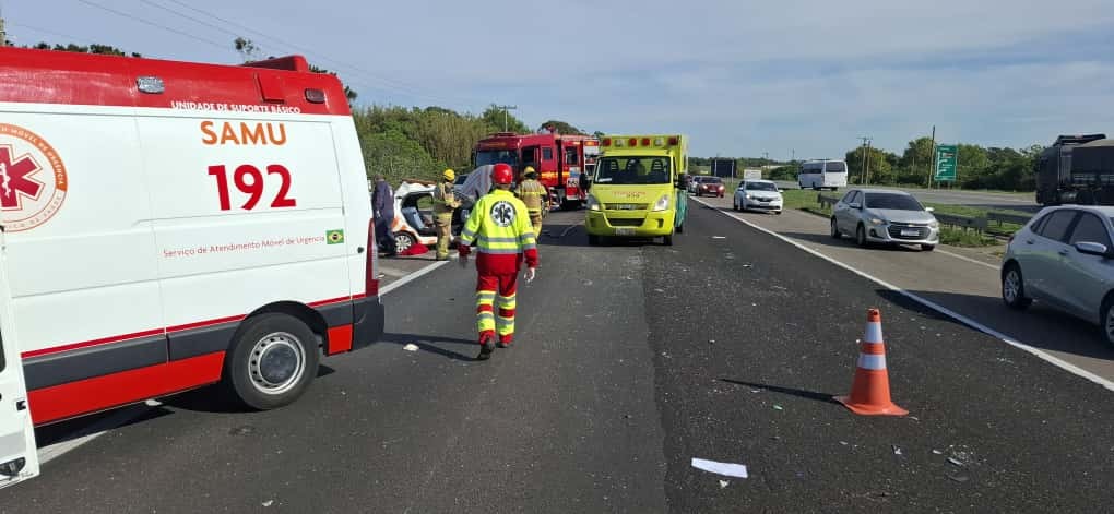 Acidente na BR-392 envolvendo dois carros e uma carreta deixa duas vítimas feridas