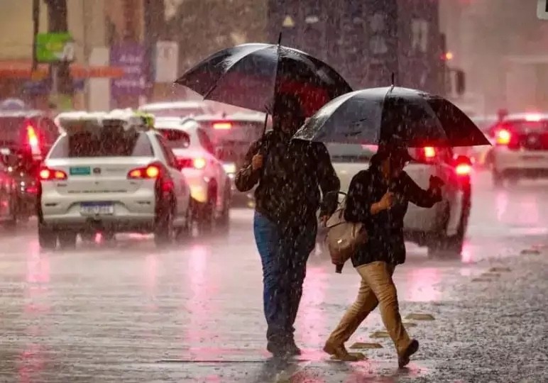 Frente fria deve provocar tempestades e ventos acima de 90 km/h neste domingo no Rio Grande do Sul