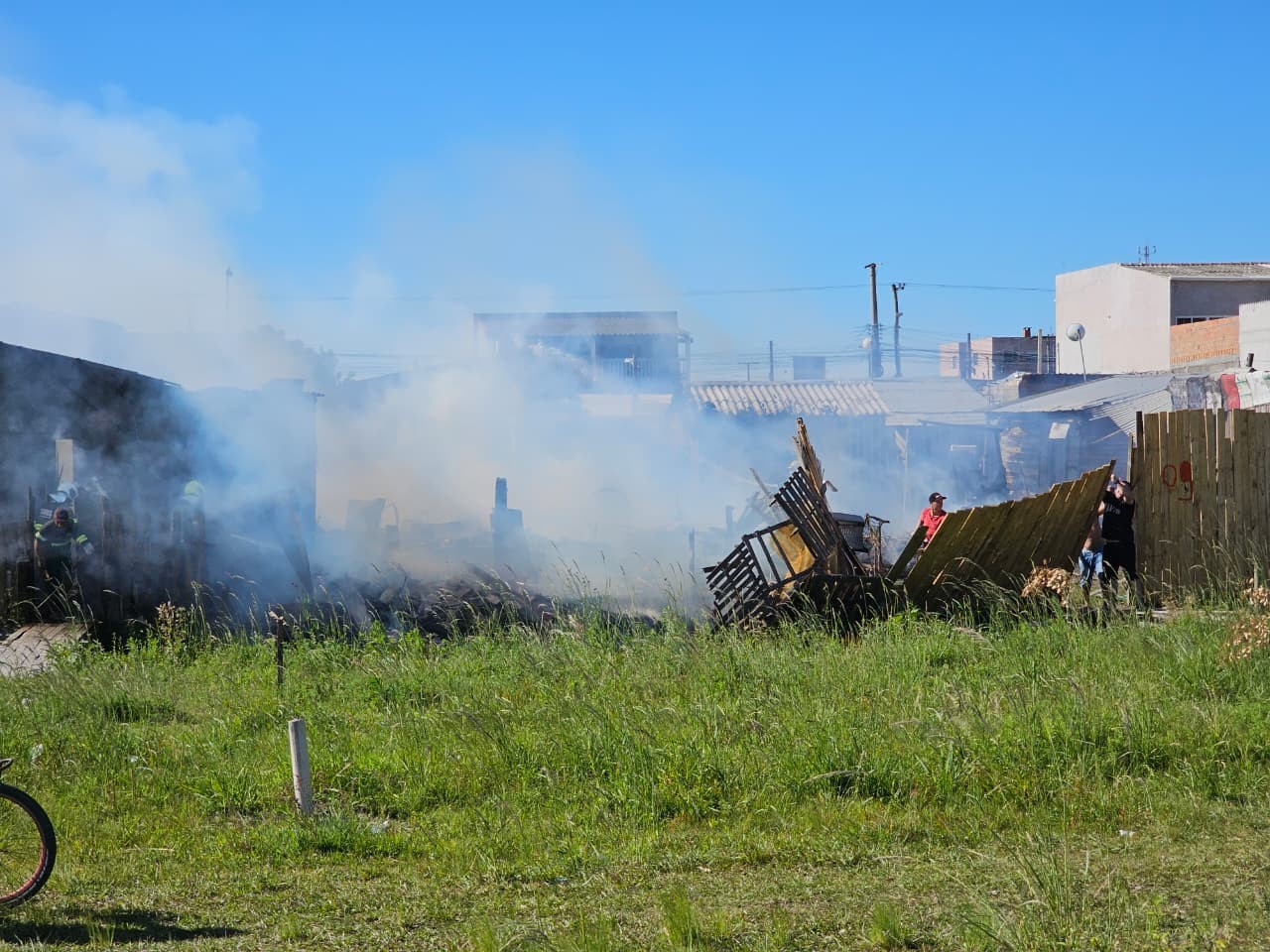 Incêndio destrói nove casas  no bairro Junção, em Rio Grande