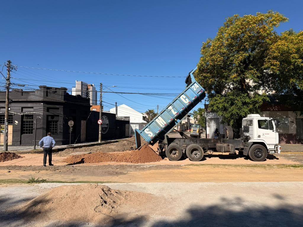 Prefeitura realiza intervenção temporária no encontro da Major Carlos Pinto com a Carlos Gomes