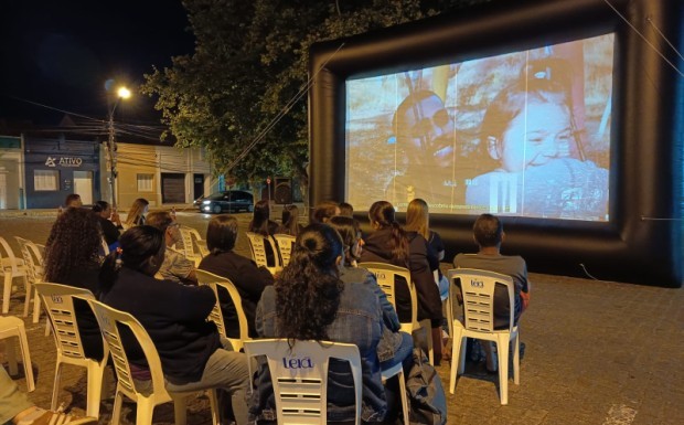 Sessões ao ar livre do Cine Arte atraem público em frente à Igreja Matriz em São José do Norte