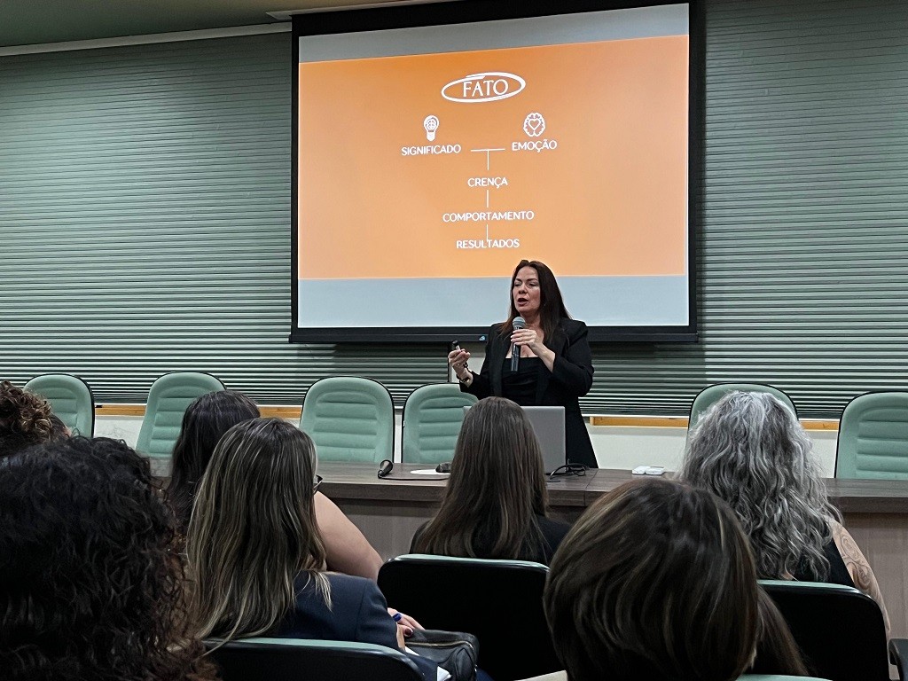 Núcleo da Mulher Empreendedora realiza 20ª Reunião Ordinária com workshop sobre liderança