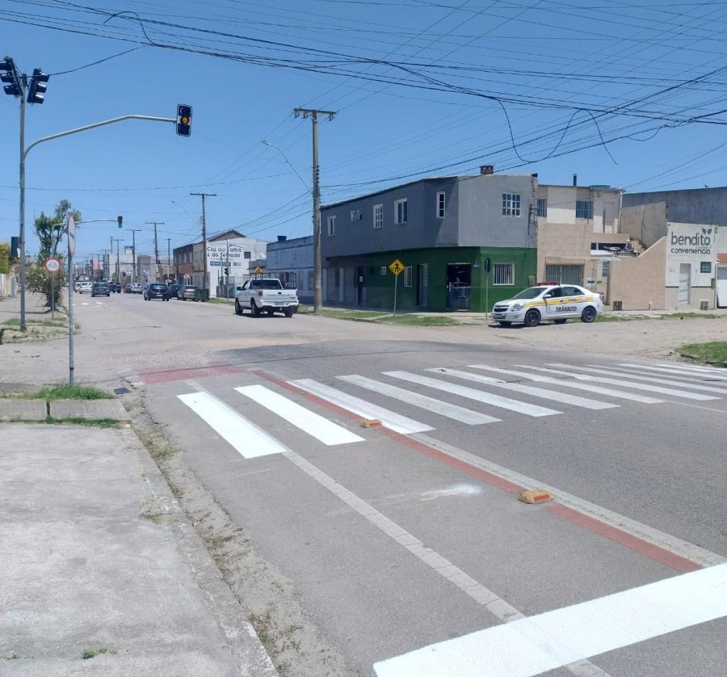 Avenida Pelotas recebe a instalação de novo semáforo para reforçar segurança de pedestres 