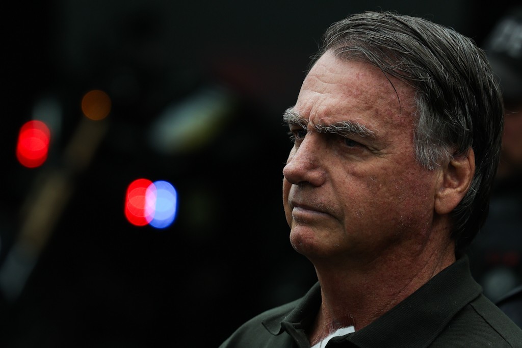 Ex-presidente Jair Bolsonaro é preso pela Polícia Federal neste sábado (22)