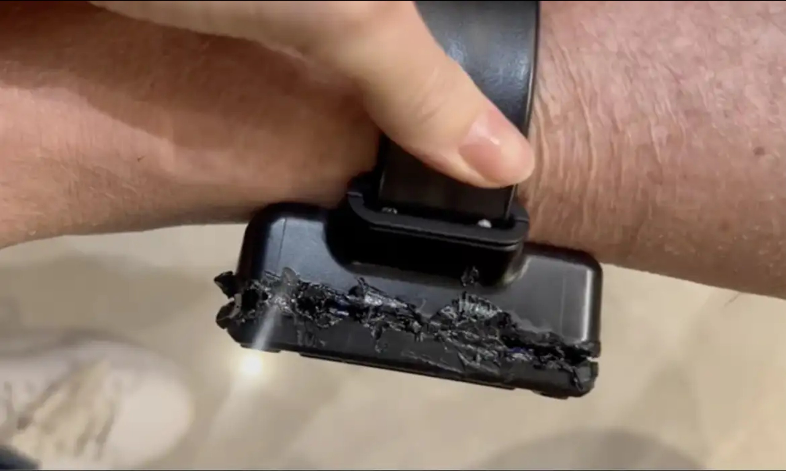 Bolsonaro afirma ter queimado tornozeleira eletrônica por curiosidade