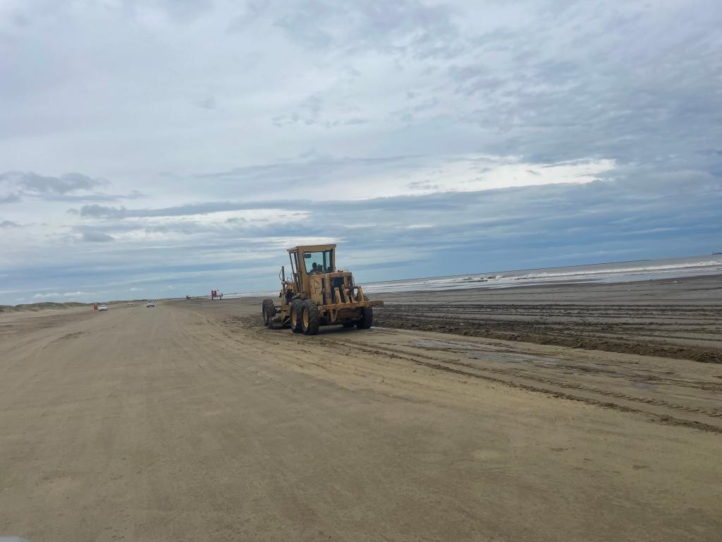 Secretaria do Cassino isola área da praia atingida pela lama com marachas