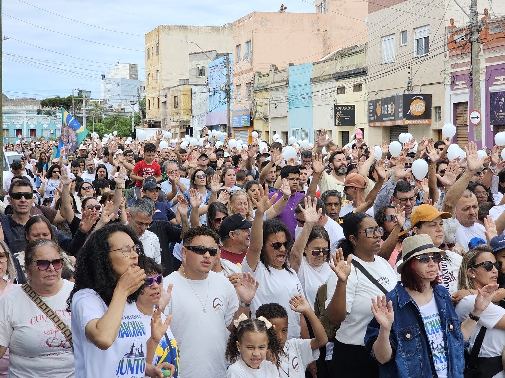 Marcha para Jesus reúne mais de duas mil pessoas, em Rio Grande