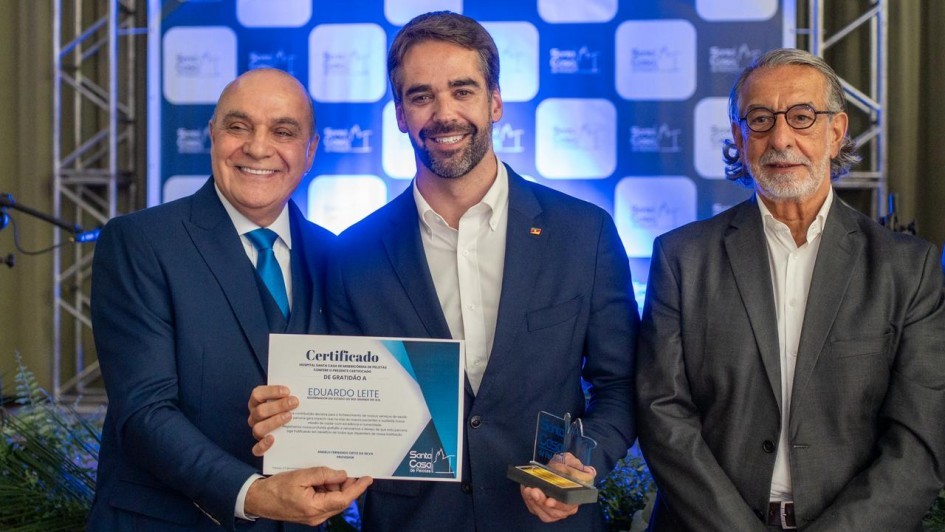 Governador Eduardo Leite é homenageado por investimentos na saúde da região, em cerimônia da Santa Casa de Pelotas