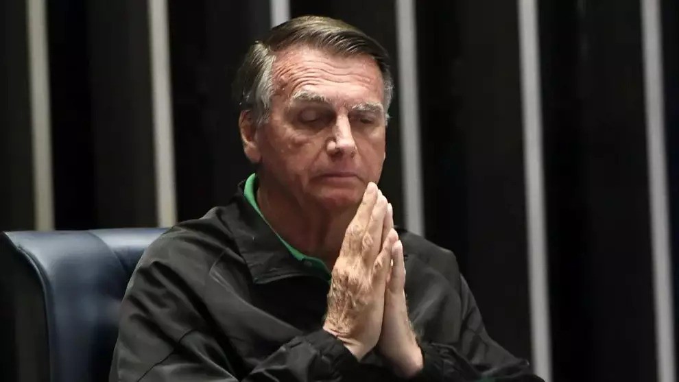 PL suspende salário e funções partidárias de Jair Bolsonaro após condenação