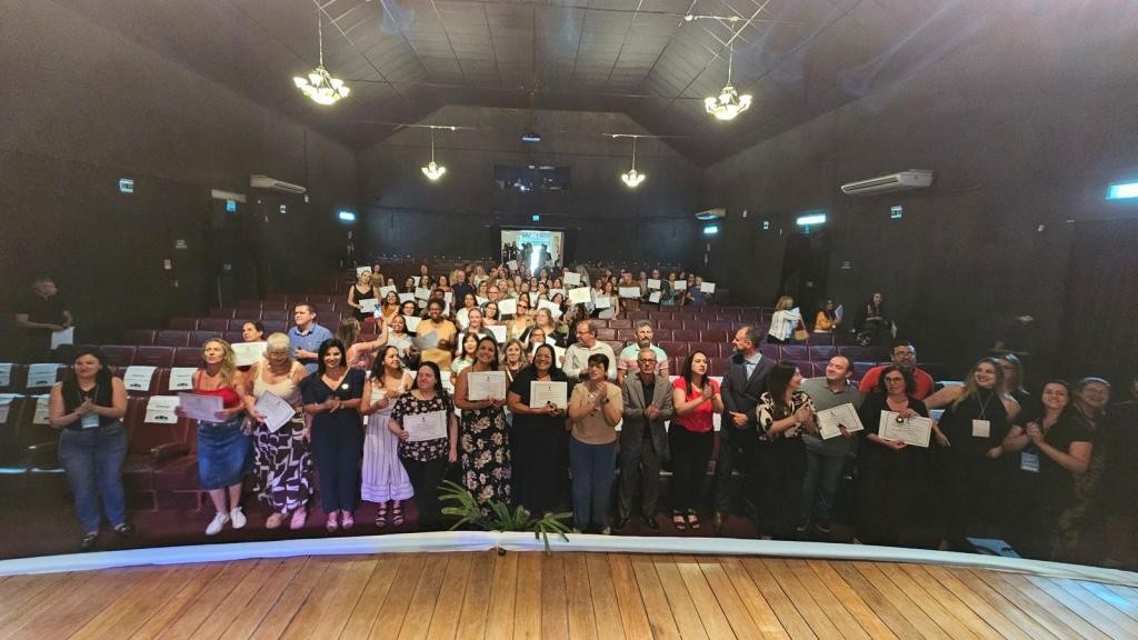 Servidores municipais são reconhecidos por trajetória e dedicação em cerimônia no Teatro Municipal