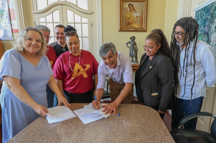 Prefeitura de Pelotas e Assecap assinam termo de convênio para repasses do carnaval