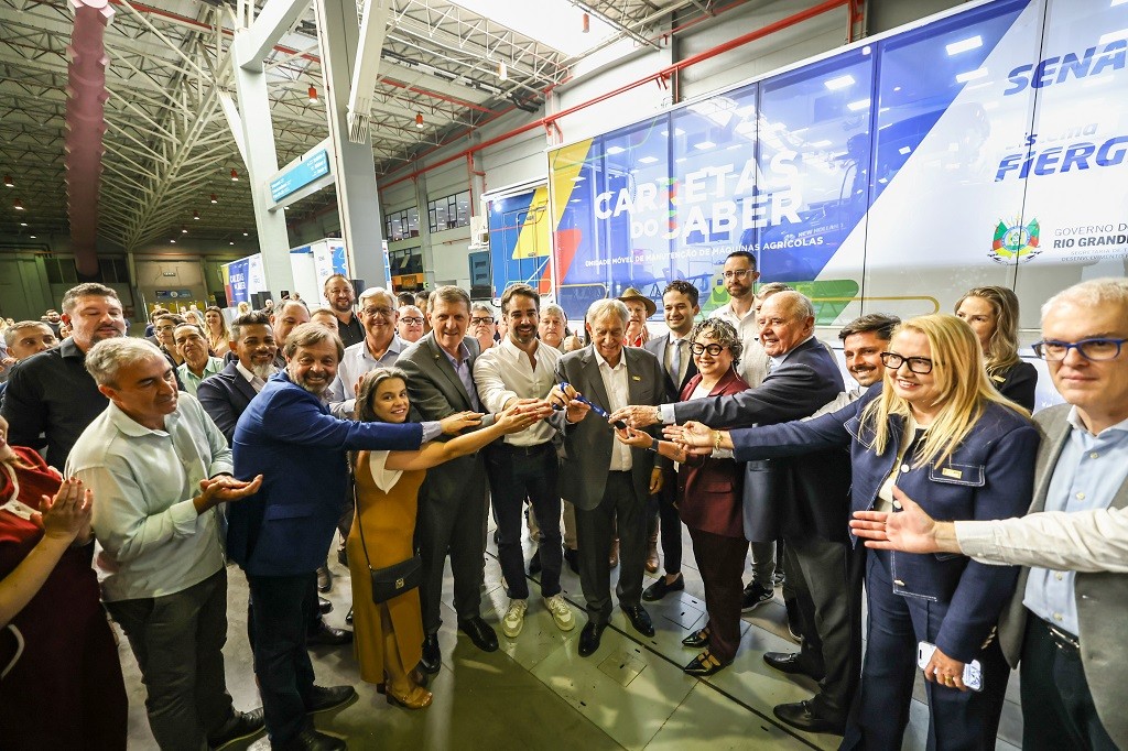 Governador Eduardo Leite entrega unidades móveis do Programa Carretas do Saber