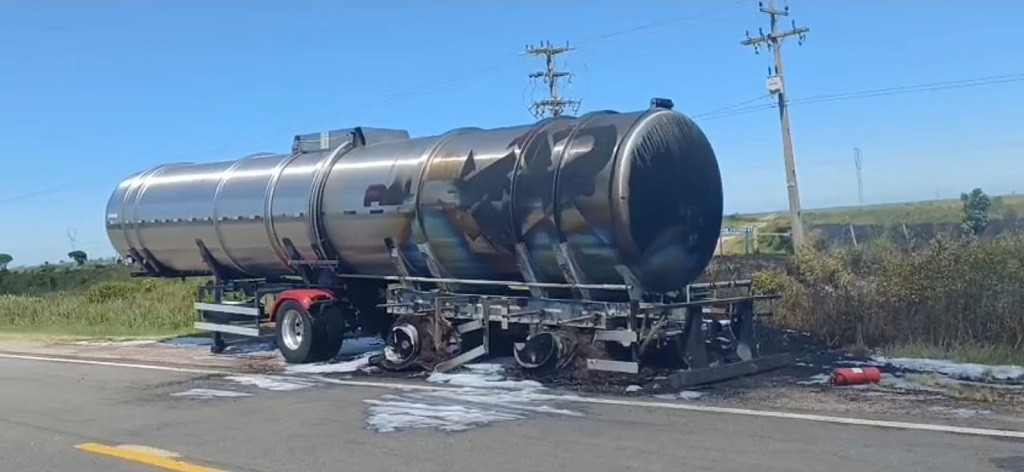 Carreta pega fogo na BR 471, em Rio Grande
