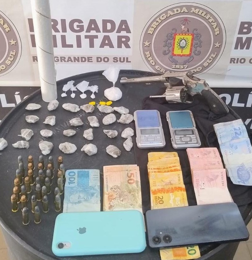 Brigada Militar prende dois homens por porte ilegal de arma de fogo e tráfico de entorpecentes em São José do Norte