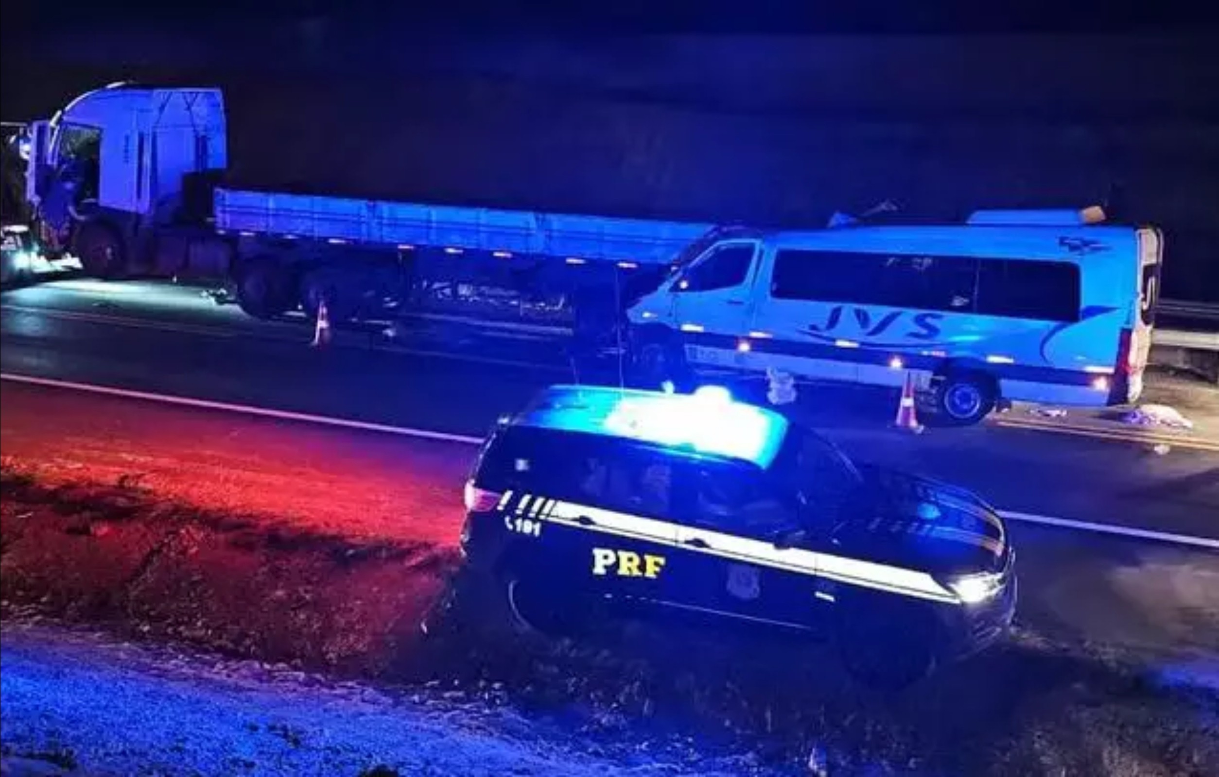 Colisão traseira mata professora e deixa 14 estudantes feridos na BR 386, em Soledade