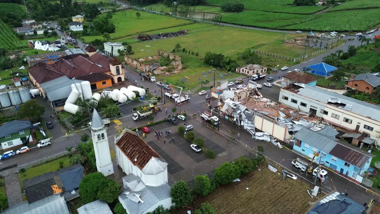 Tornado com ventos acima de 100 km/h provoca estragos em Flores da Cunha