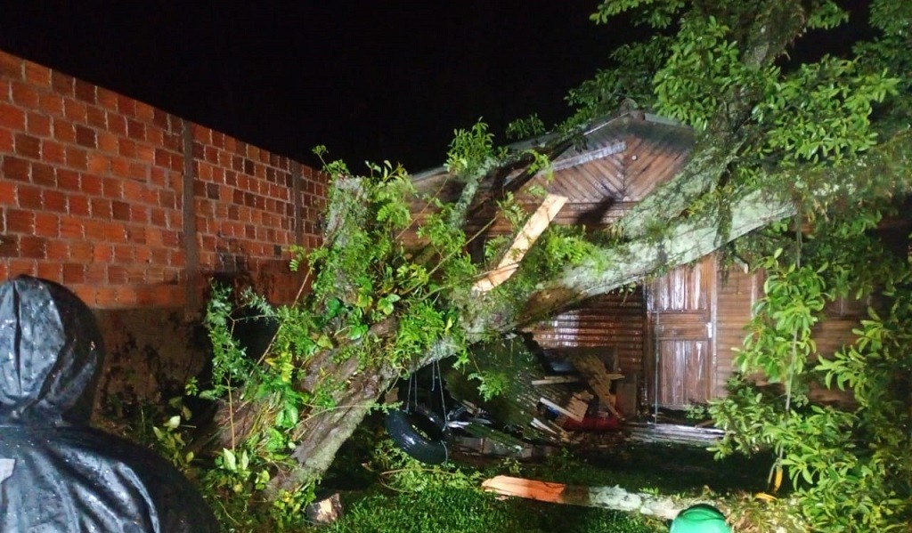 Defesa Civil registra nove chamados relacionados a passagem de ciclone extratropical, em Rio Grande