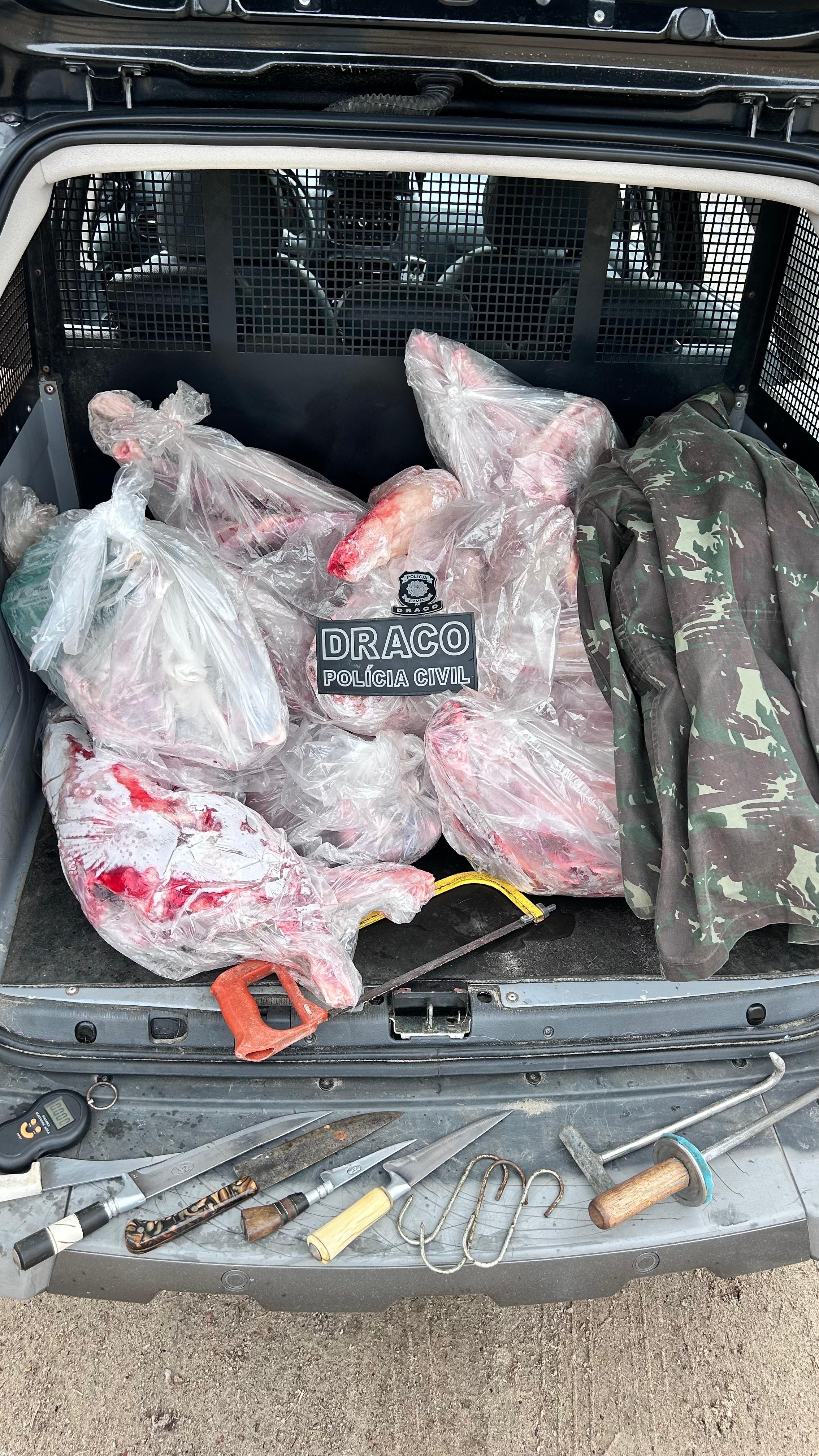 Mulher é presa com 150 kg de carne imprópria e pedras de crack durante ação da DRACO em Rio Grande