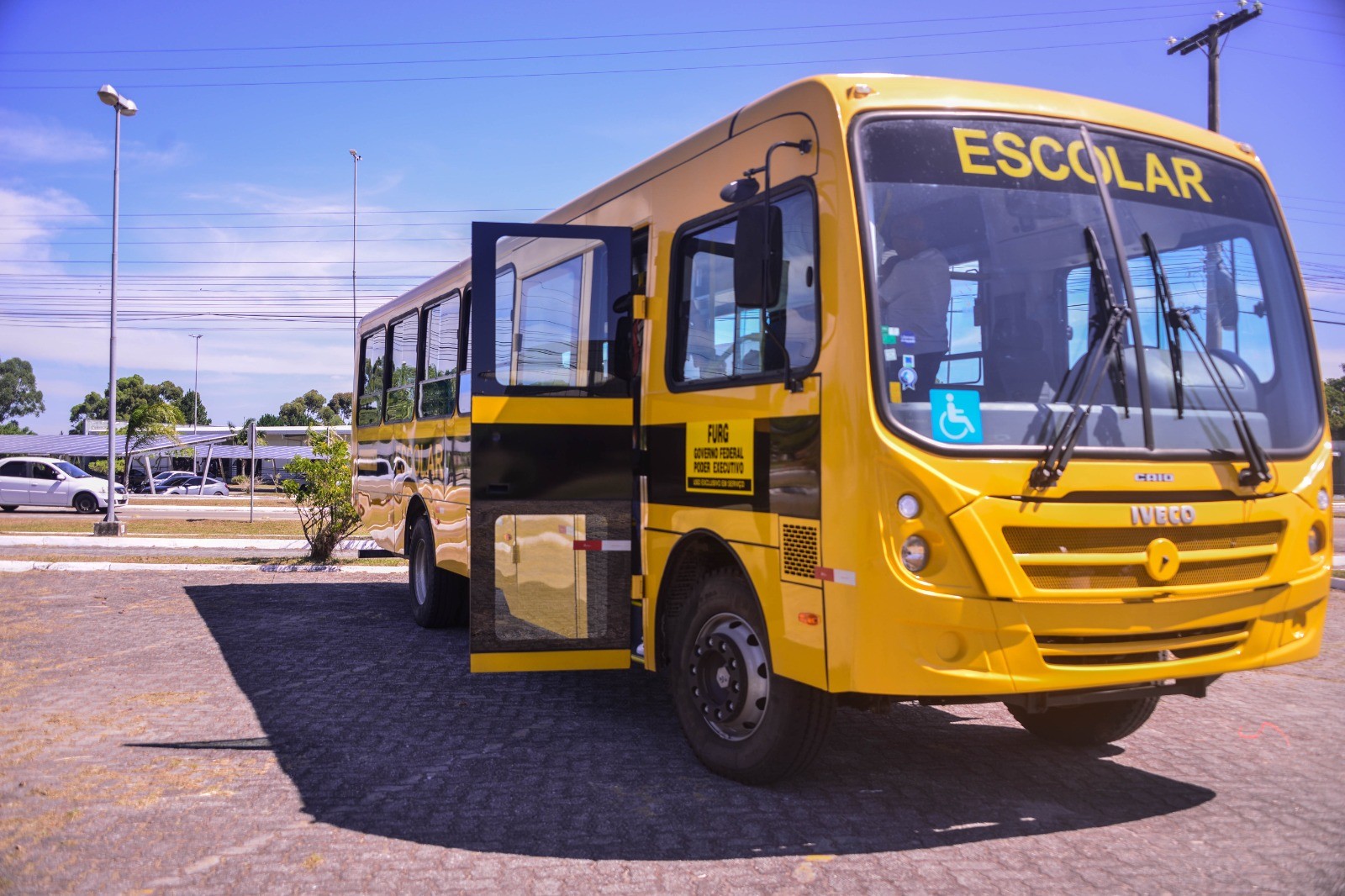   FURG recebe novo ônibus para qualificar transporte interno no Campus Carreiros a partir de 2026