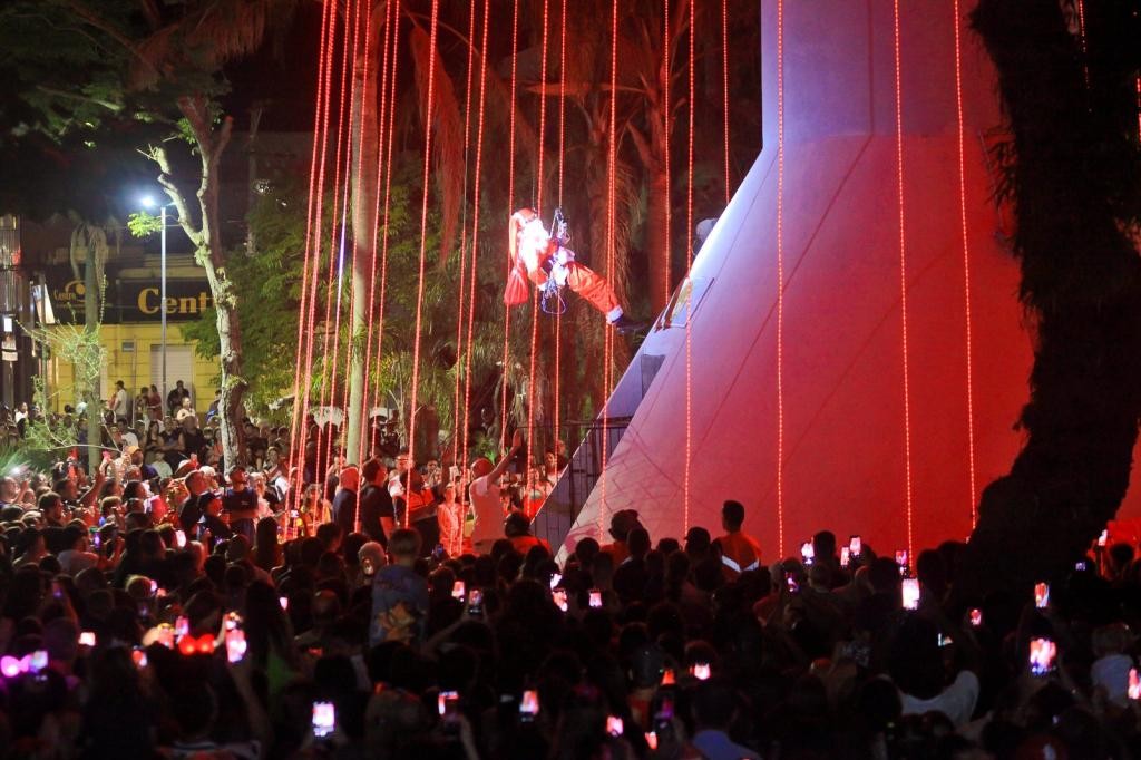 Chegada de rapel do Papai Noel pela maior árvore de Natal do RS dá início ao Natal nas Praças em Rio Grande