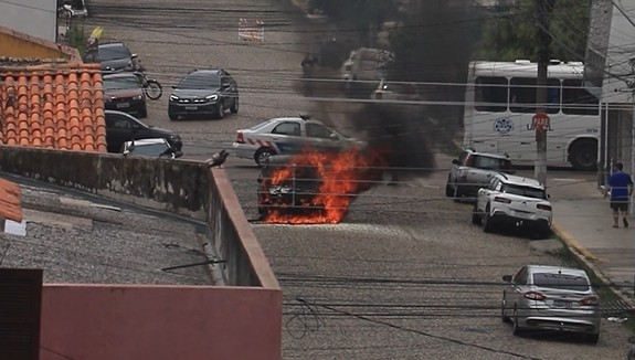 Carro pega fogo na manhã desta segunda-feira no centro Pelotas