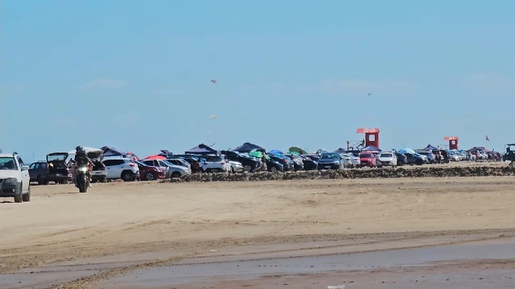 Final de semana de calor atrai veranistas ao balneário Cassino