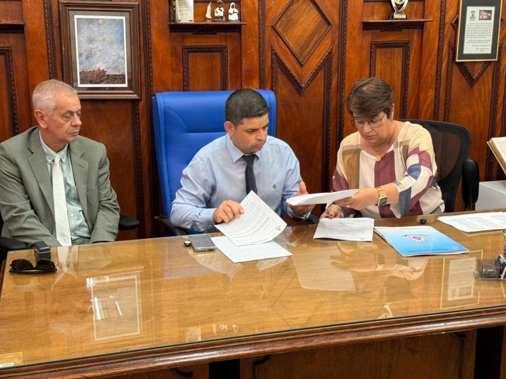 Prefeita sanciona conjunto de leis que ampliam valorização dos servidores municipais