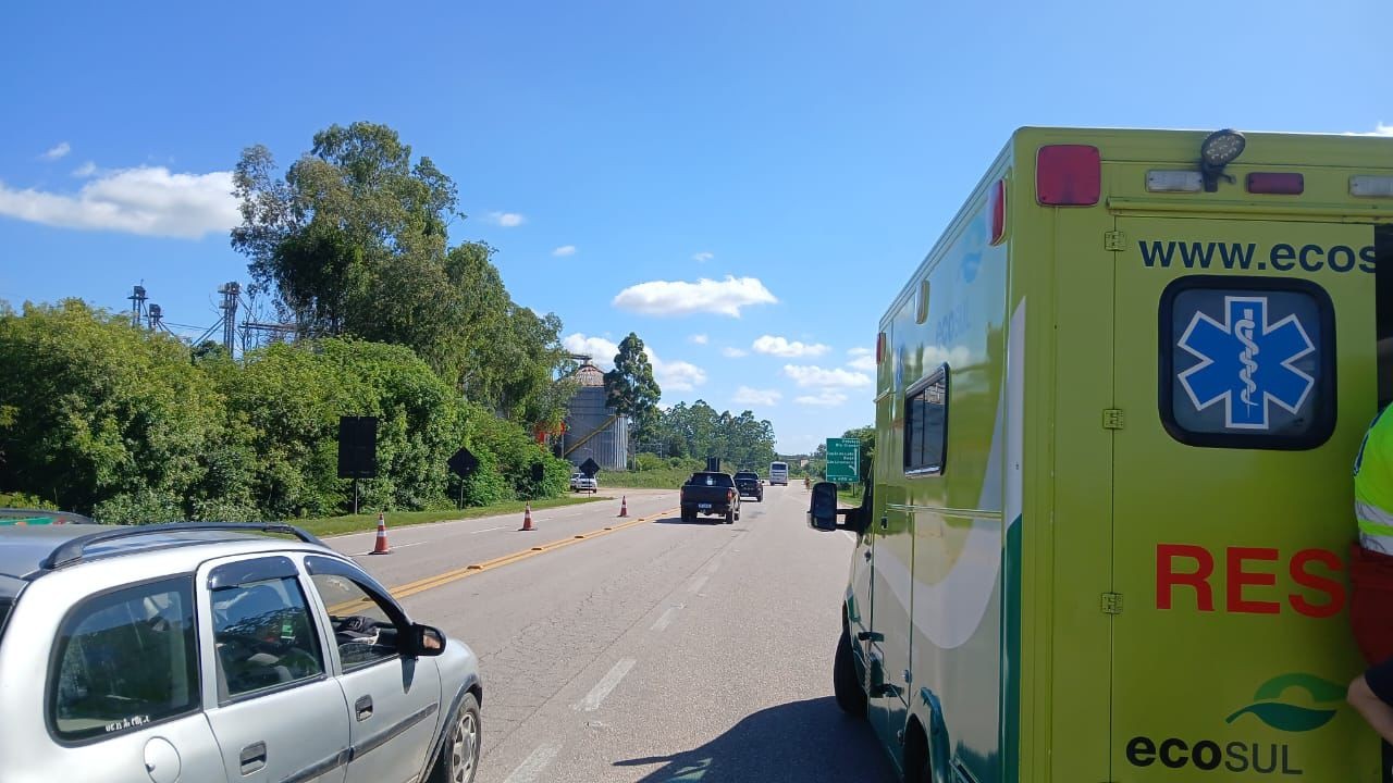 Colisão na BR-116,  em Capão do Leão, envolve veículo de passeio e um de carga