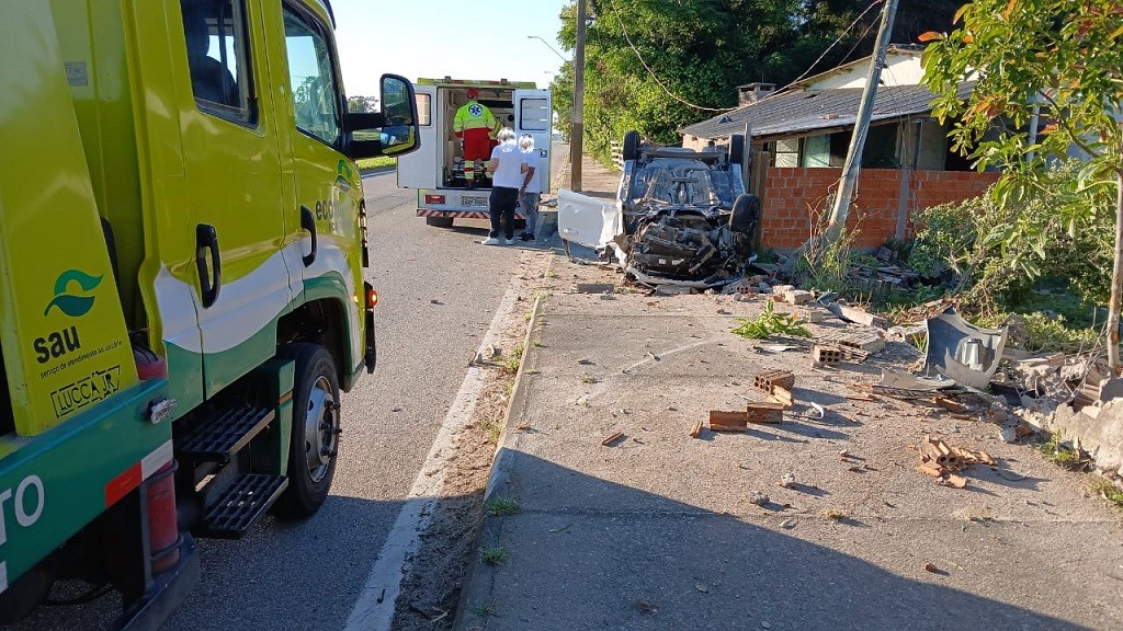 Capotamento deixa três feridos na BR 392, no Povo Novo