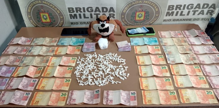 Brigada Militar prende duas pessoas por tráfico de drogas em Pelotas