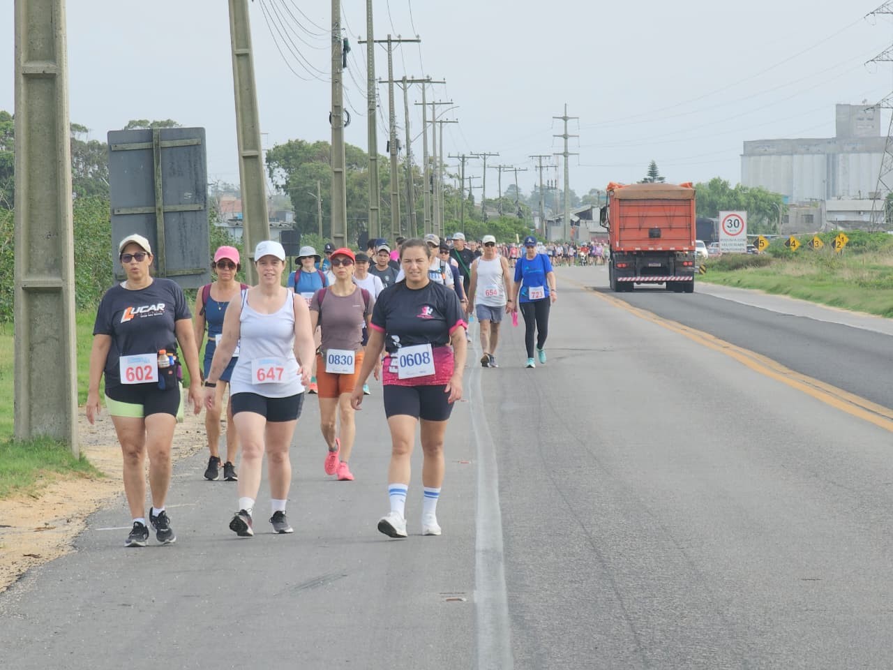 Cerca de 300 pessoas participam de caminhada da Acorrg entre o Centro e o Cassino