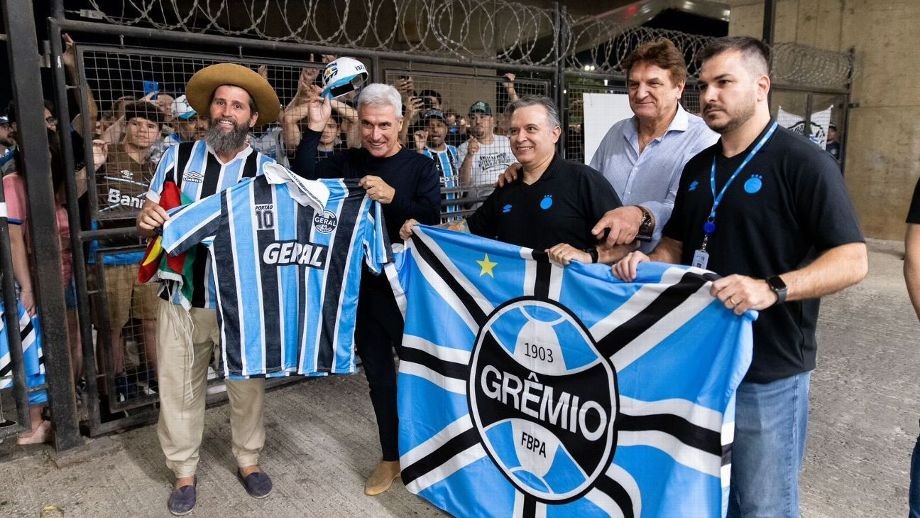  Luís Castro é recebido com festa pela torcida ao chegar para assumir o comando do Grêmio