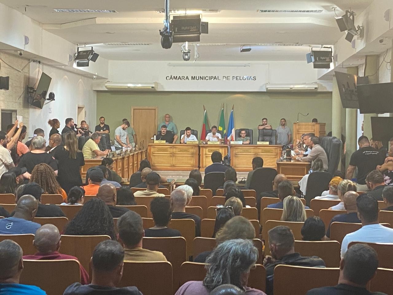 Comissão de Ética da Câmara de Pelotas aprova afastamento da vereadora Fernanda Miranda do mandato