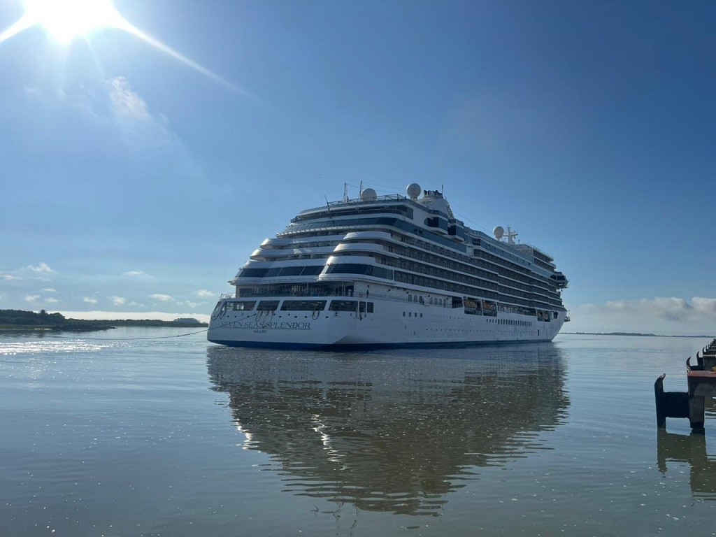Navio Seven Seas Splendor atraca no Porto do Rio Grande