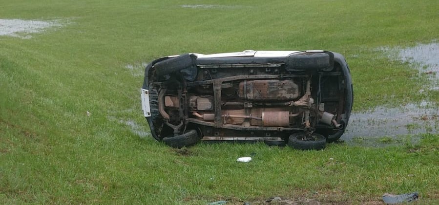 Saída de pista seguida de capotamento é registrada na BR-392