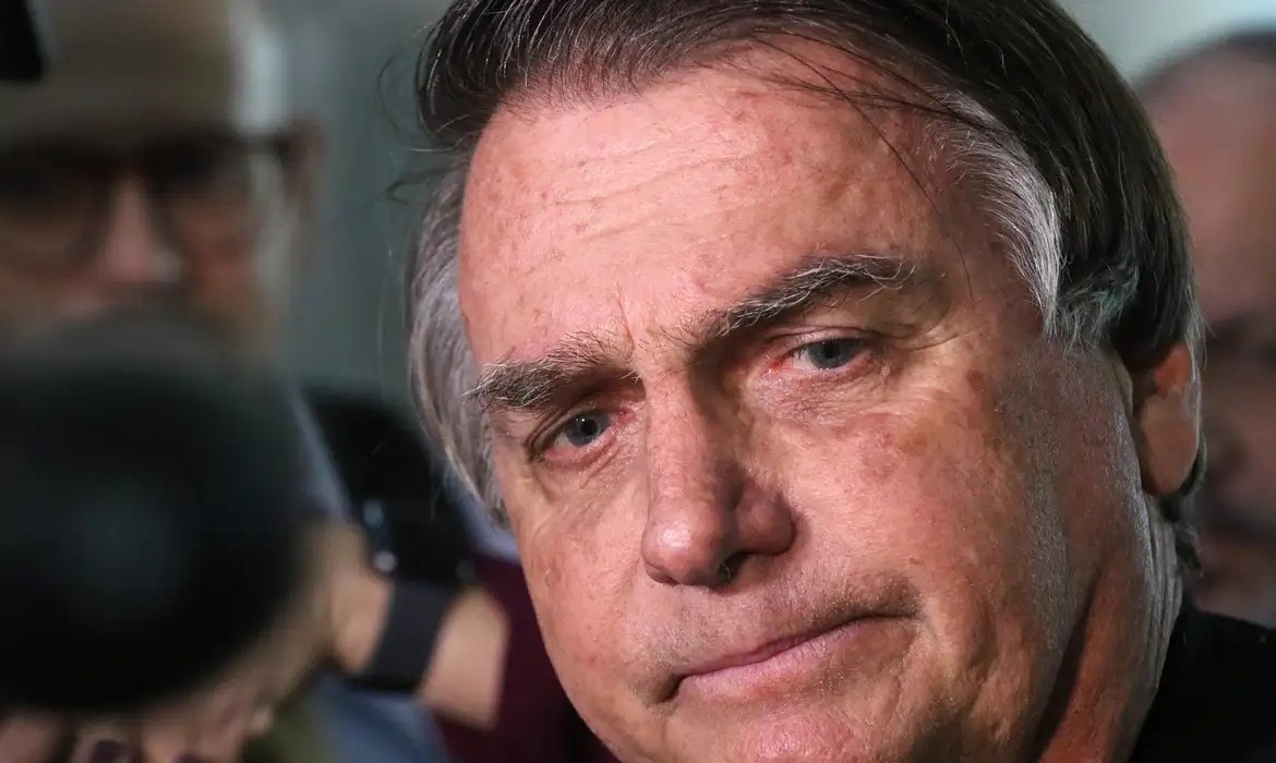Bolsonaro passa por cirurgia de hérnia inguinal bilateral em hospital de Brasília