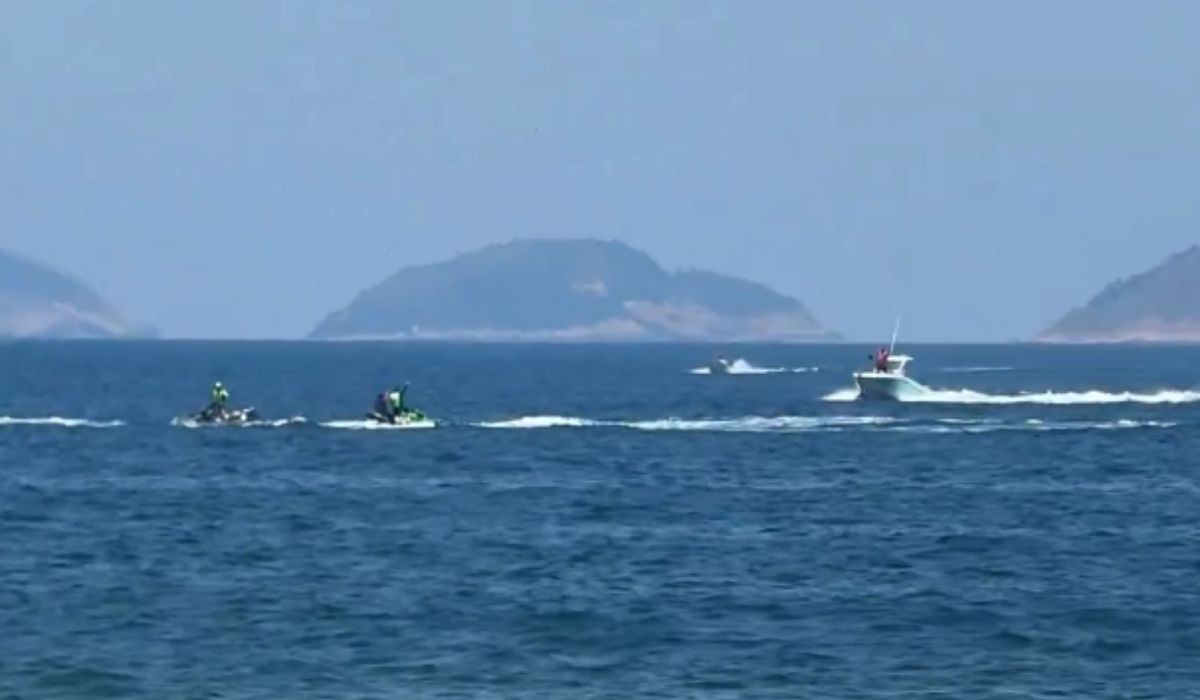 Avião de propaganda cai no mar em Copacabana