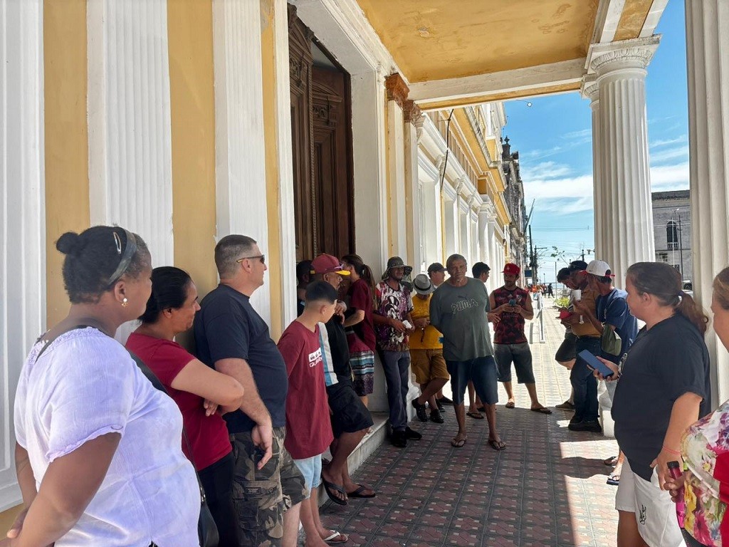 Atraso no pagamento de indenização por entrega de carroças motiva protesto em frente à Prefeitura