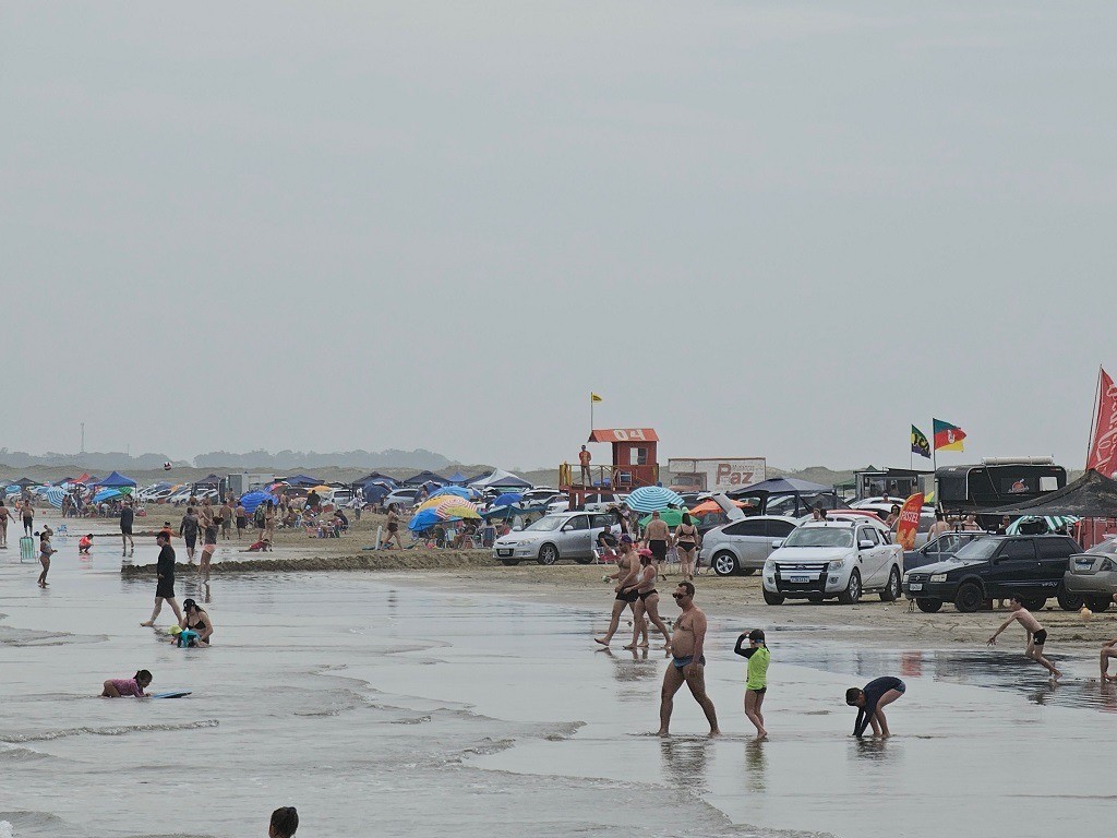 Operação Verão 2025 registra cerca de mil atendimentos por queimaduras de água-viva na Praia do Cassino neste domingo (28)