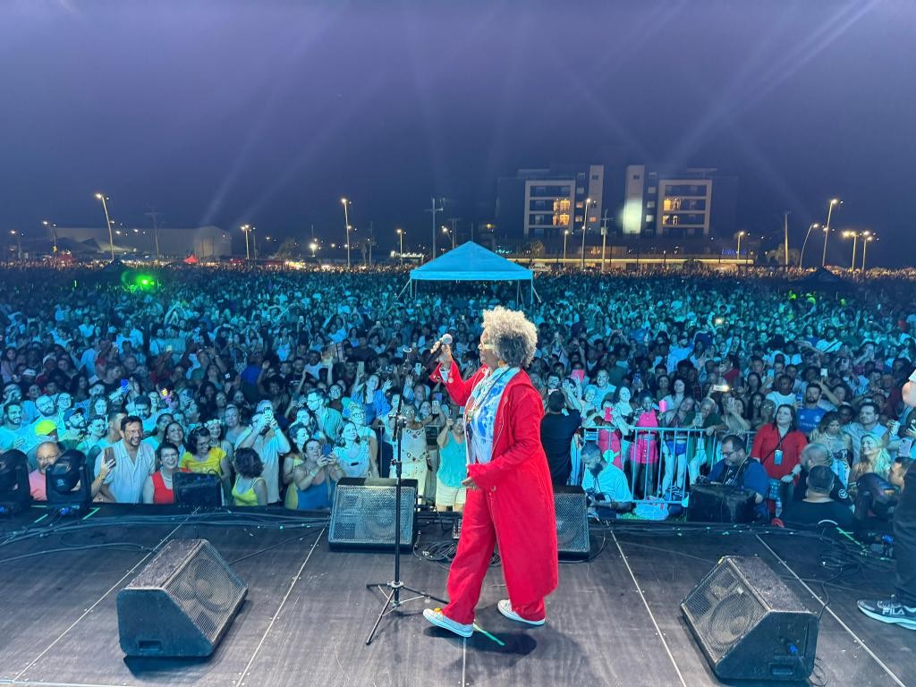 Praia do Cassino recebe mais de 100 mil pessoas para celebrar a chegada de 2026