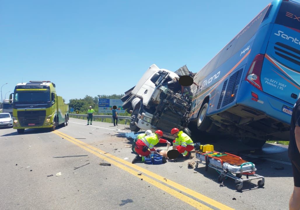Colisão entre caminhão e ônibus é registrada na BR 116, em Pelotas
