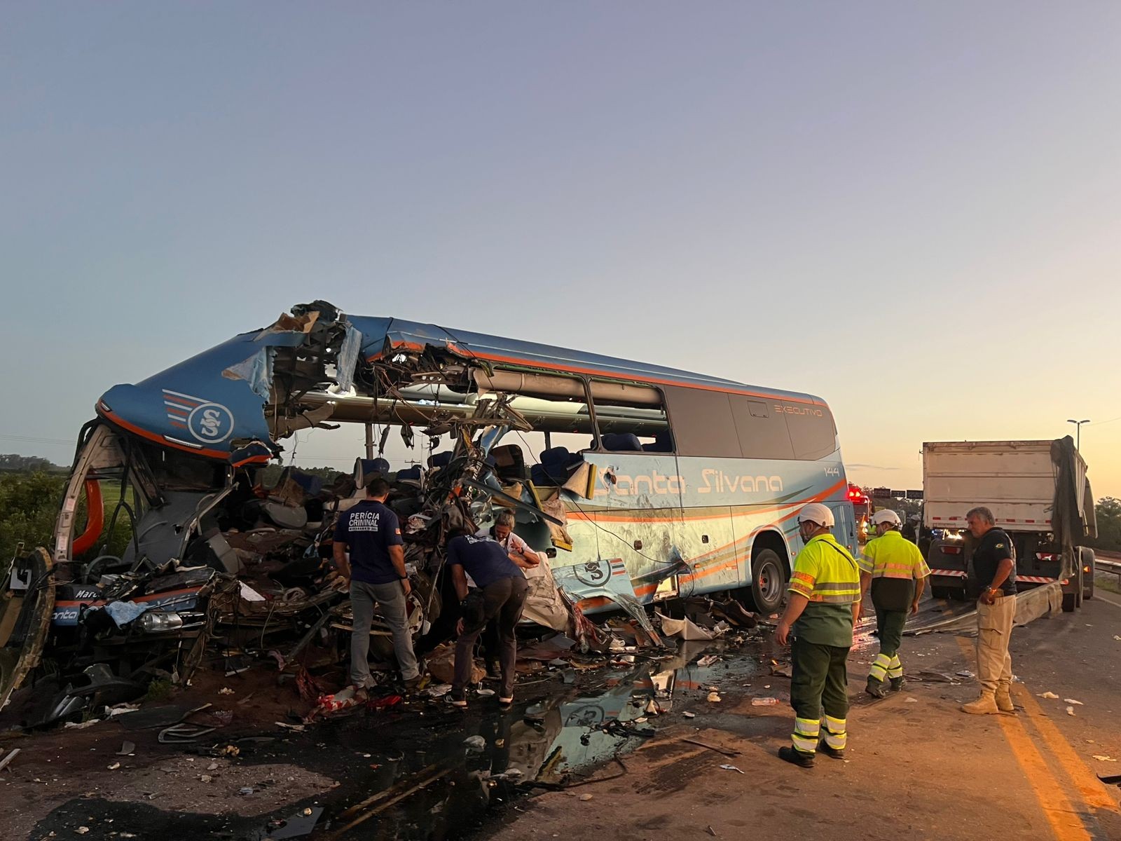 Números finais do acidente na BR-116 são divulgados e equipes fazem a remoção dos veiculos