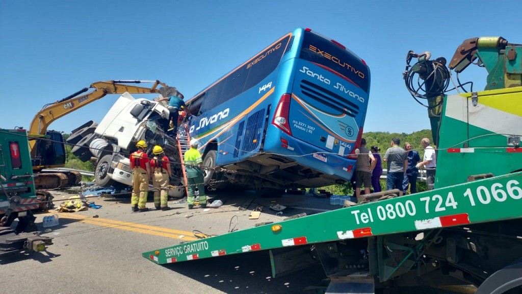 Acidente na BR-116 segue em atendimento e mantém tráfego bloqueado