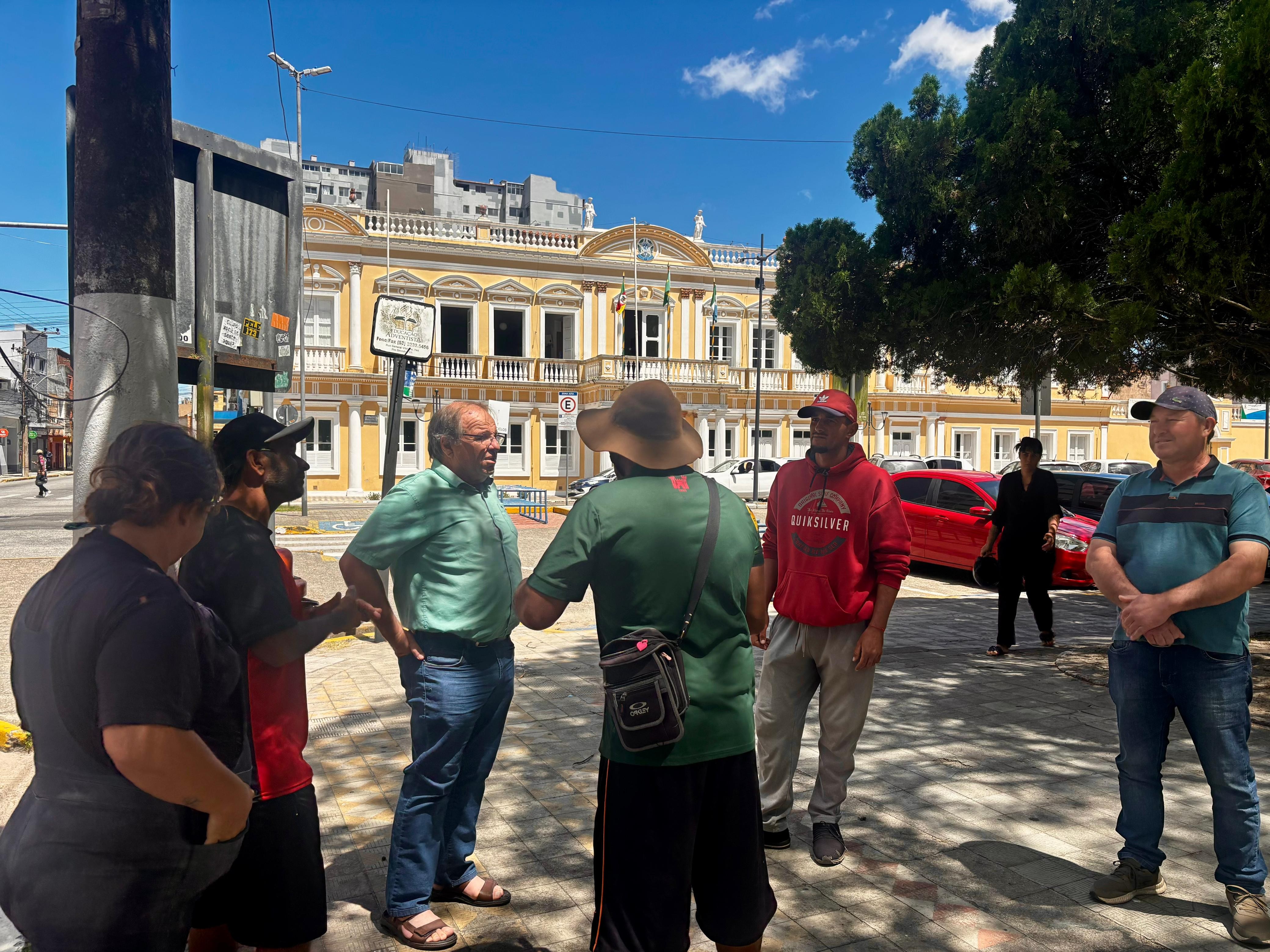 Carroceiros de Rio Grande voltam à Prefeitura por atraso no pagamento de auxílio financeiro