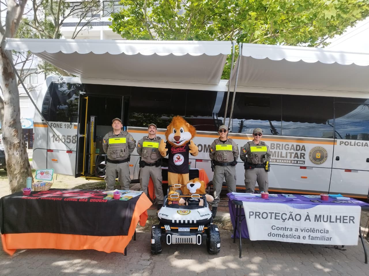 PROERD e Patrulha Maria da Penha promovem ações de Polícia de Proximidade na Praia do Cassino