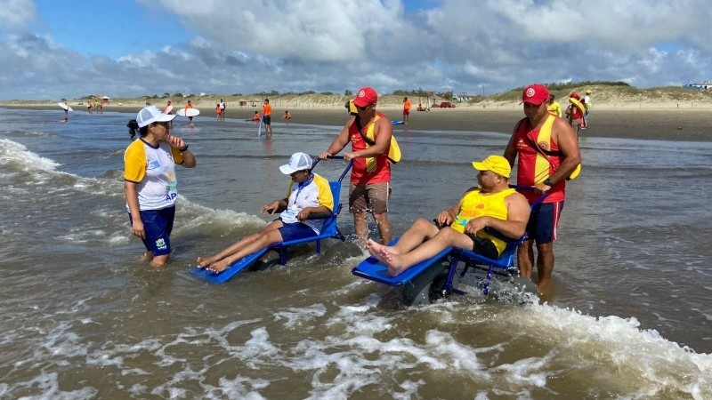 Iniciativa 'Um Banho de Inclusão' garante acesso ao mar para pessoas com deficiência em São José do Norte